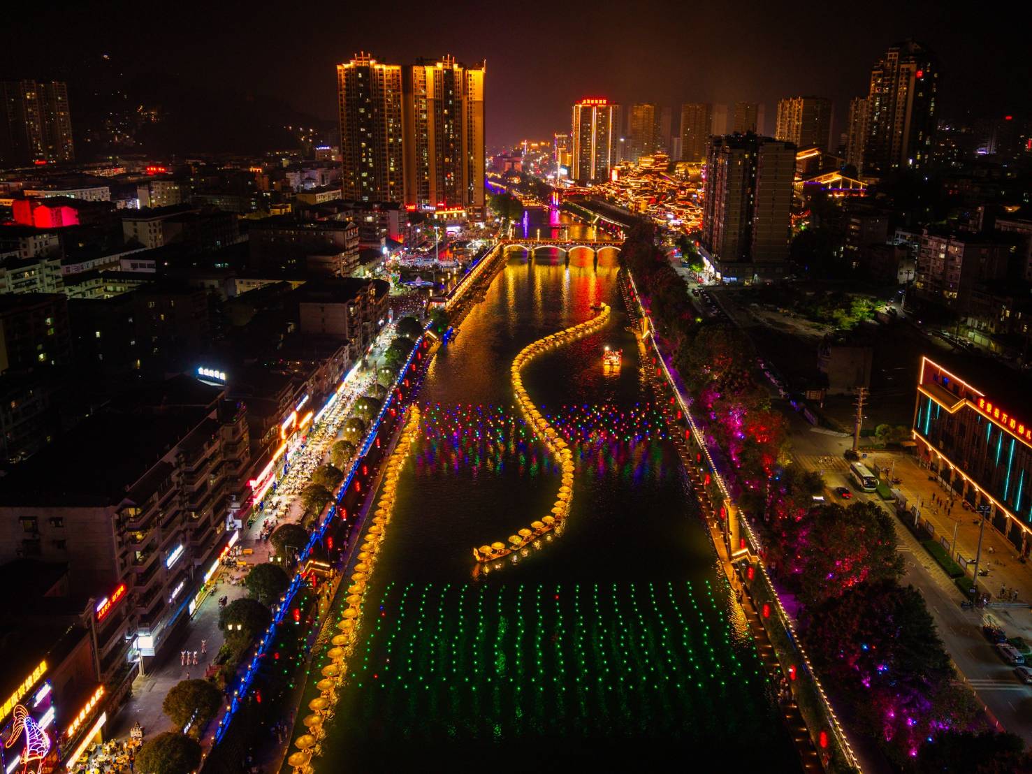 ฉงชิ่ง - เอินซือ มหานครลอยฟ้า สู่หุบเขาลึกลับ